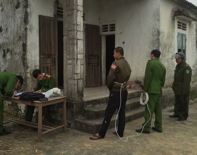 Con trai rơi lệ lúc thực nghiệm hiện trường đánh bố gãy xương sườn