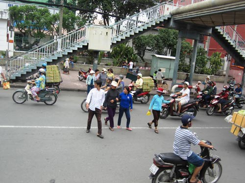 Nhiều người vẫn đi bộ sai luật