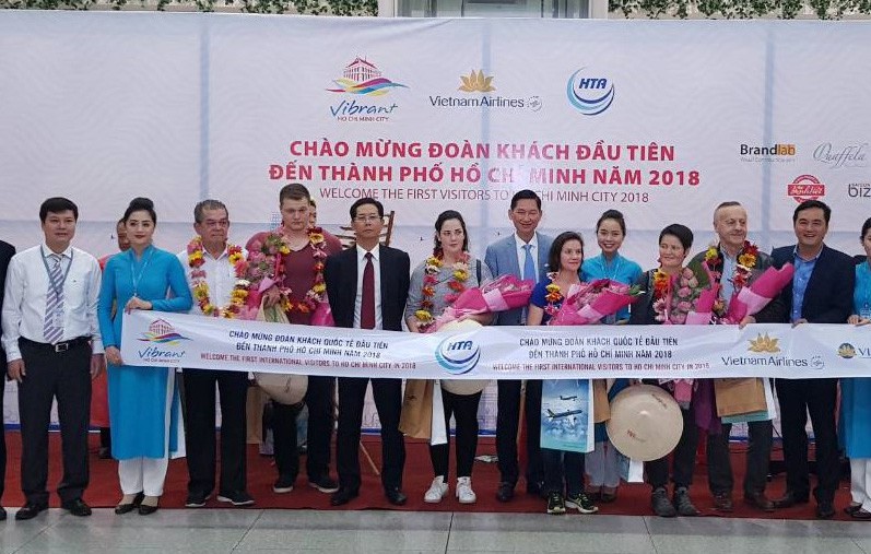 Vietnam Airlines đ&oacute;n du kh&aacute;ch đầu ti&ecirc;n của năm 2018 - Ảnh 4.