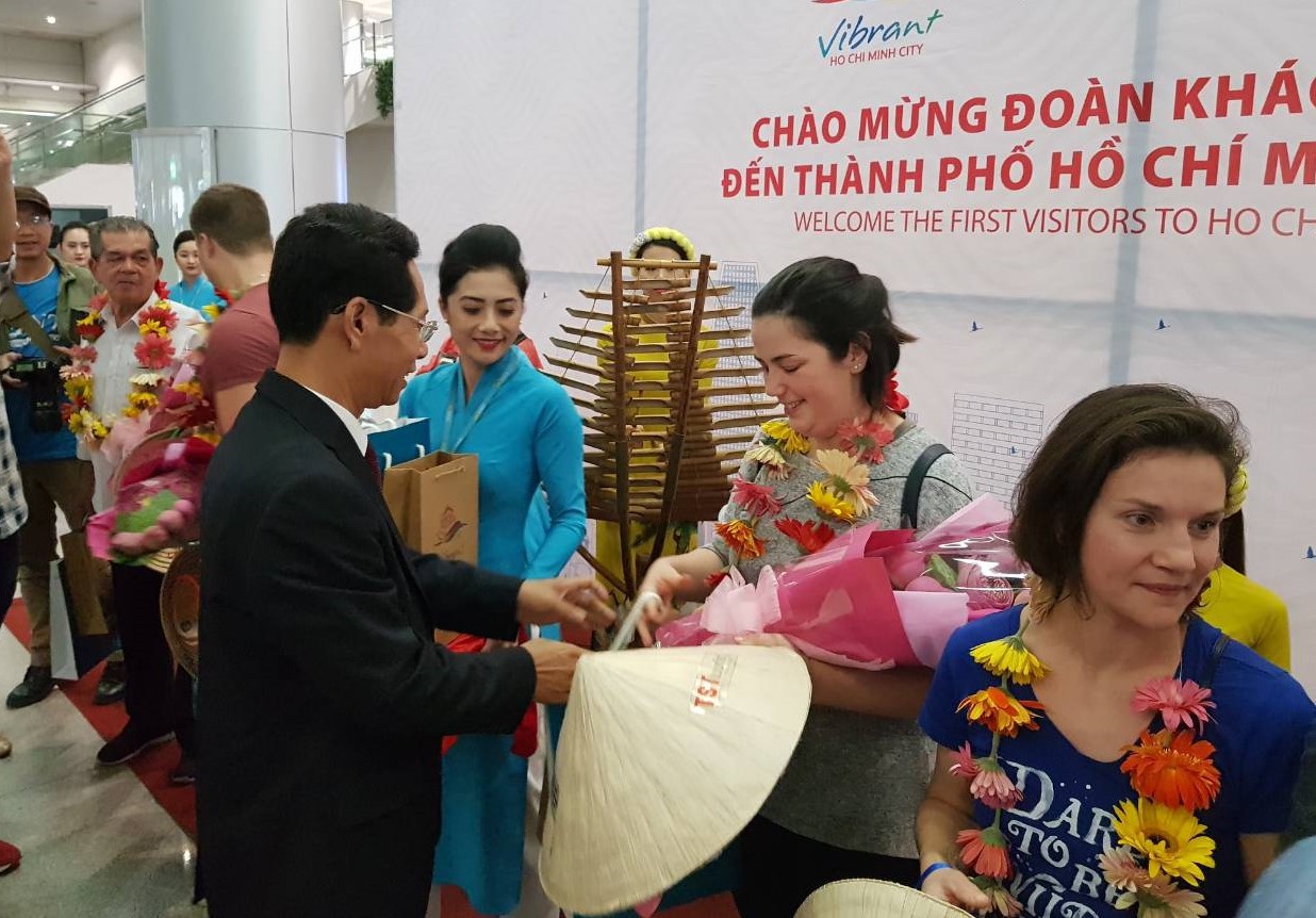 Vietnam Airlines đ&oacute;n du kh&aacute;ch đầu ti&ecirc;n của năm 2018 - Ảnh 5.