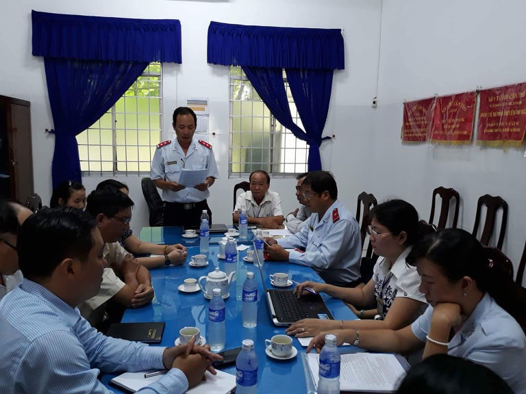 Giám đốc Trung tâm Y tế lấy các khoản thu phải nộp để cơ quan đi du lịch