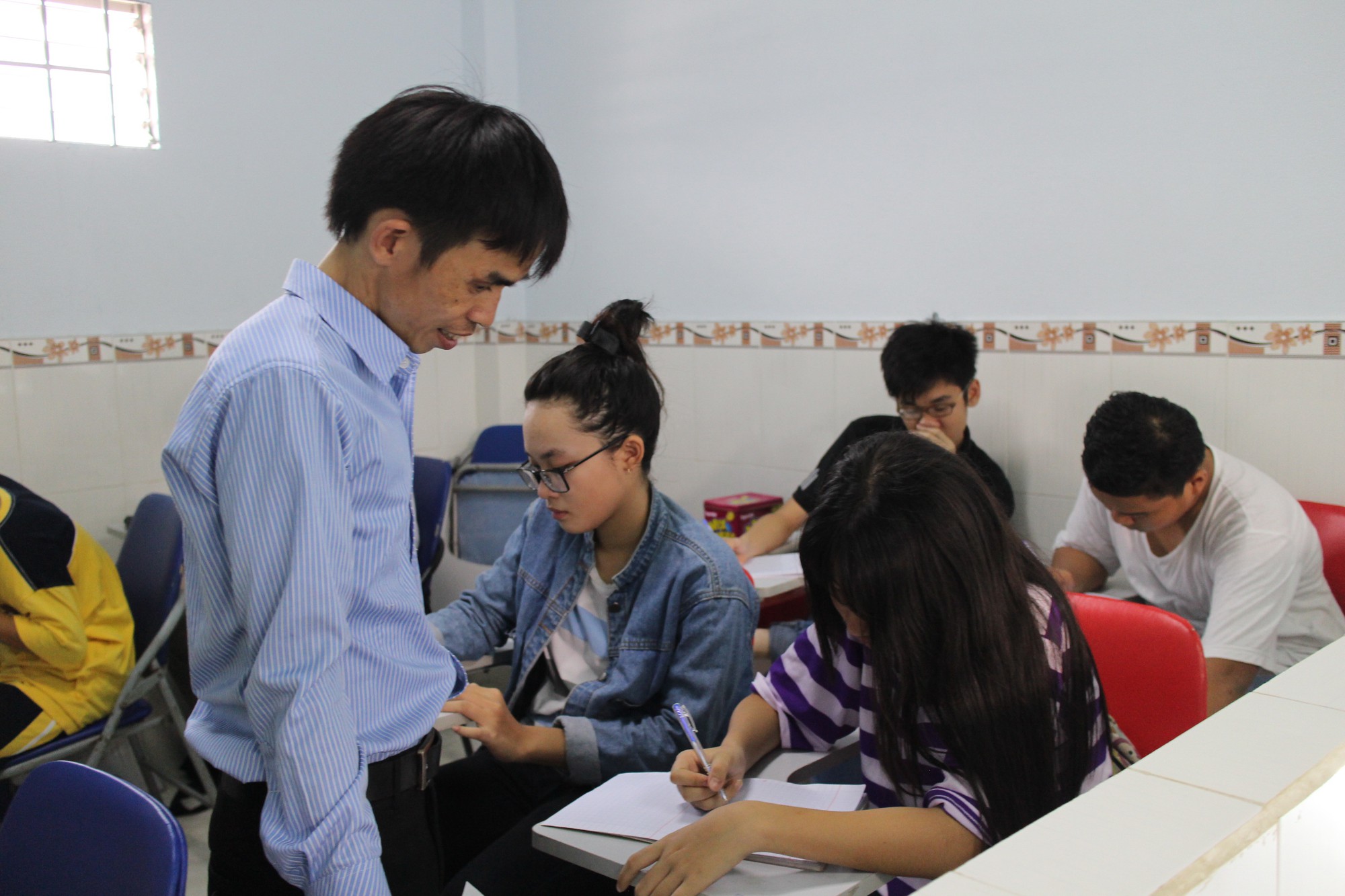 Khen thưởng thầy giáo "Lớp học đặc biệt"