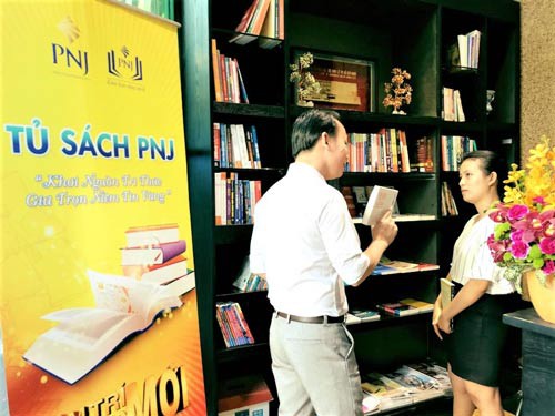 Ra mắt tủ sách dành cho người lao động