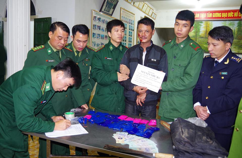 Lận dao mác, "ôm" 8.000 viên ma túy