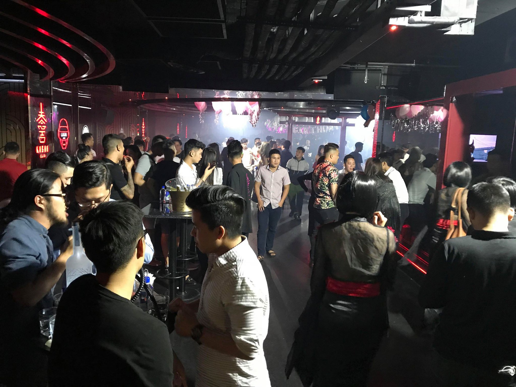 "Dân bay" nháo nhào khi công an kiểm tra quán bar ở Sài Gòn