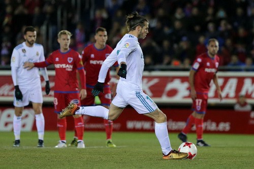 Trọng tài tặng phạt đền, Real Madrid đại náo Numancia - Ảnh 2.