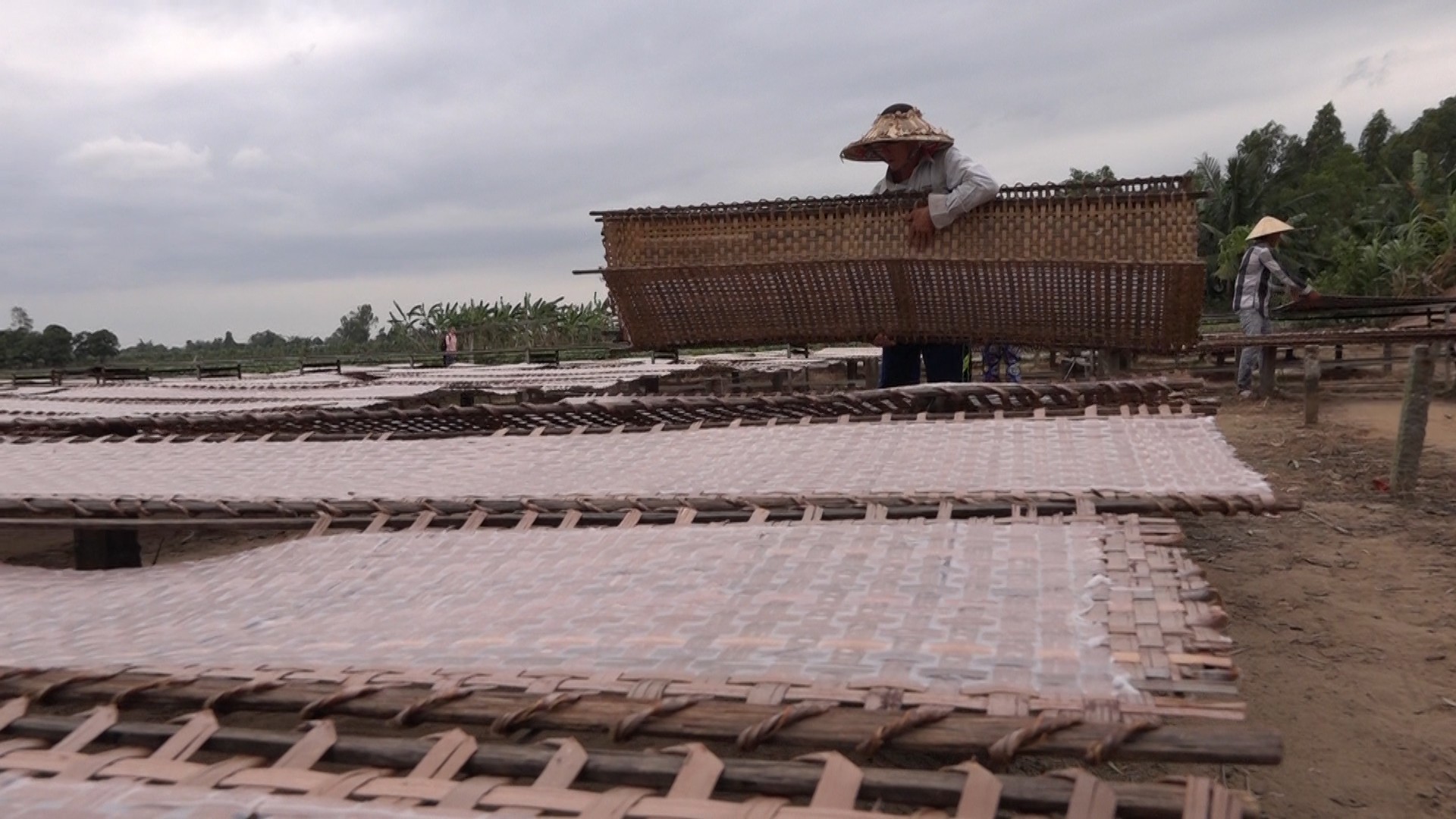 Bí quyết của làng nghề bánh tráng trăm năm phục vụ Tết - Ảnh 6.