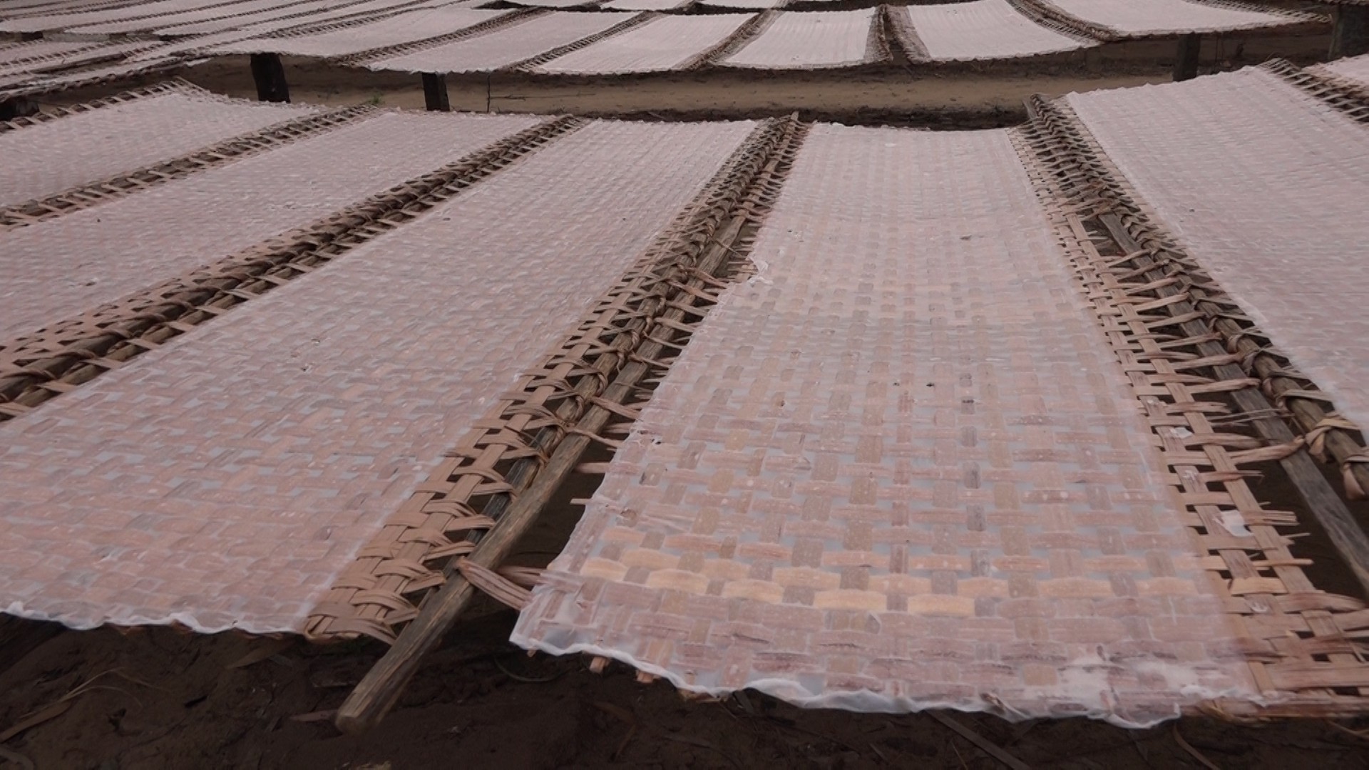 Bí quyết của làng nghề bánh tráng trăm năm phục vụ Tết - Ảnh 9.