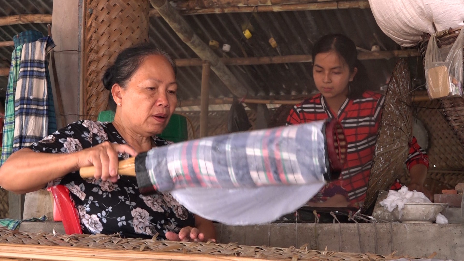 Bí quyết của làng nghề bánh tráng trăm năm phục vụ Tết - Ảnh 2.