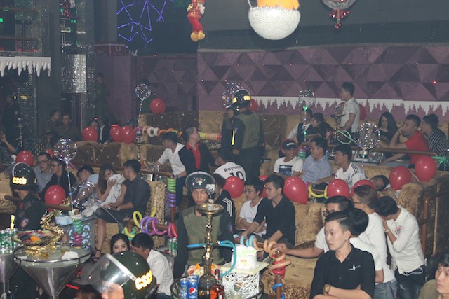 Trên 100 cảnh sát ập vào quán bar, gần 300 người bị mời lên làm việc