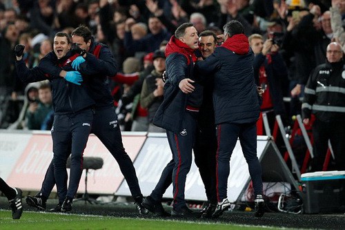 Ra mắt si&ecirc;u trung vệ, Liverpool gục ng&atilde; trước Swansea - Ảnh 6.
