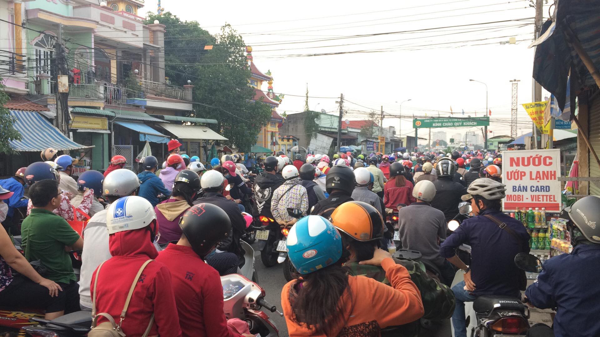 Người dân ùn ùn về TP HCM sau Tết Dương lịch