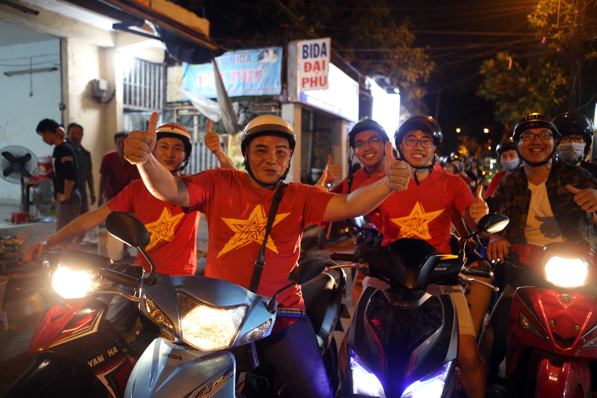 Người dân TP HCM và Vũng Tàu đổ ra đường mừng U23 Việt Nam