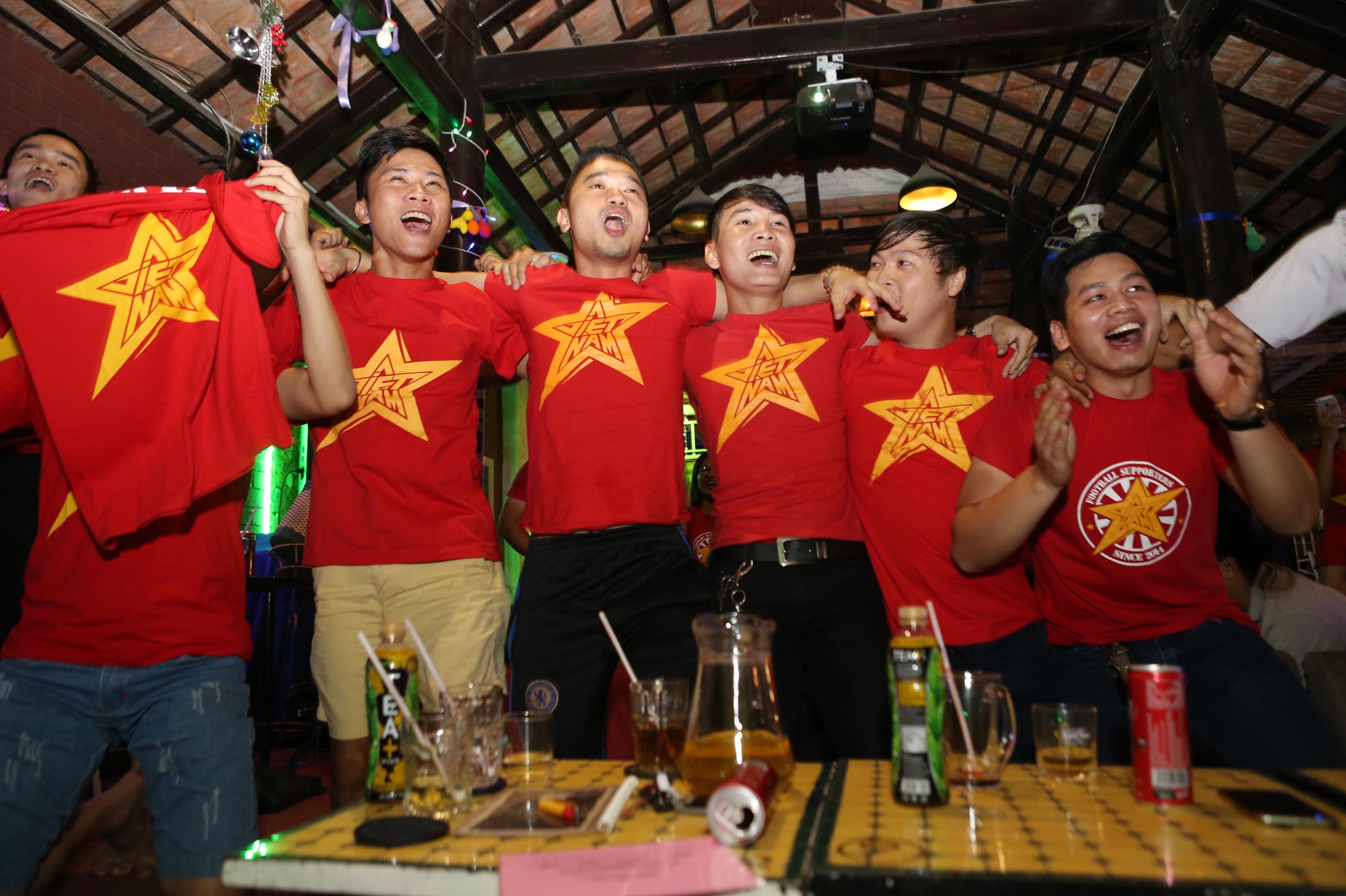 CĐV ở quê nhà nức lòng vì U23 Việt Nam