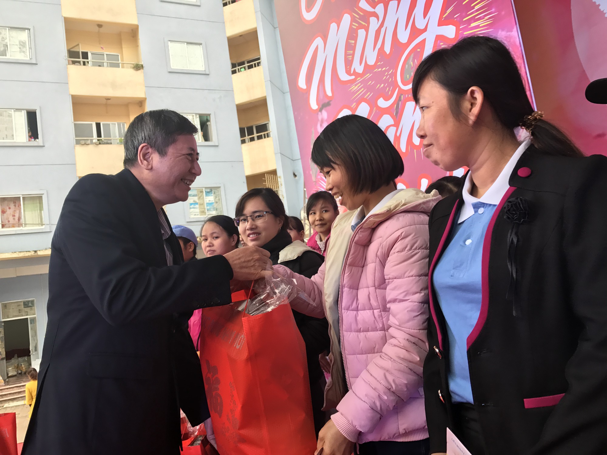 Tận tụy chăm lo cho đoàn viên