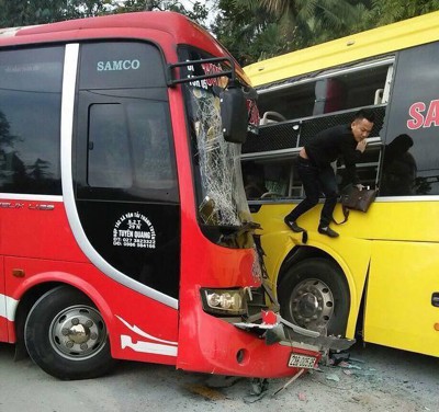 2 xe kh&aacute;ch đấu đầu, h&agrave;nh kh&aacute;ch hoảng sợ ph&aacute; k&iacute;nh chui ra ngo&agrave;i - Ảnh 3.