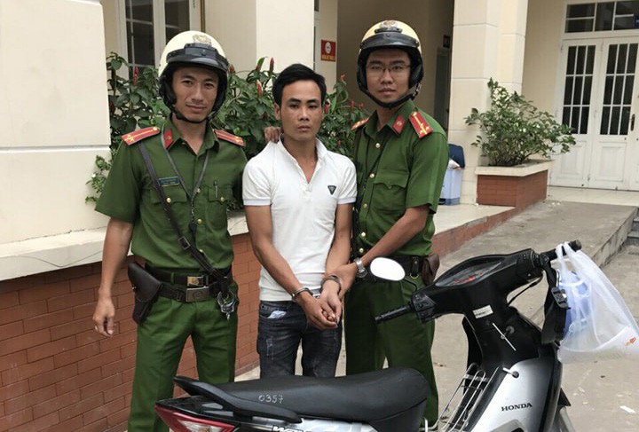 Hai tên trộm trưa bị lộ vì hành vi thậm thụt