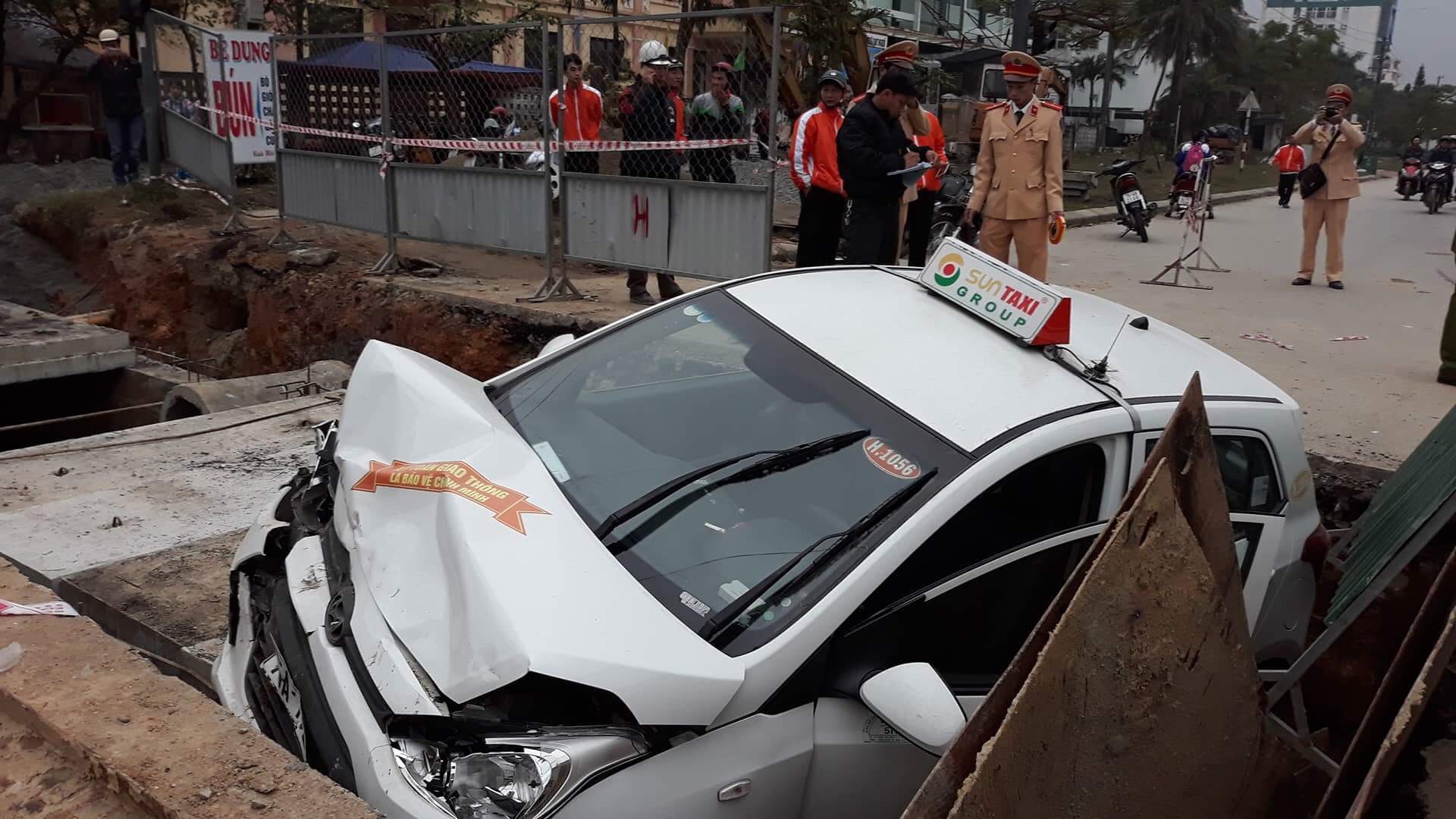 Xe taxi lọt hố công trình đang thi công