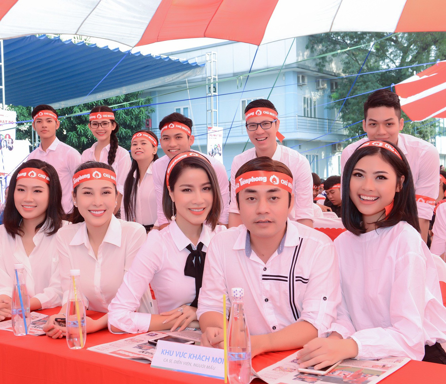 Người đẹp biển Đào Thị Hà hiến máu ngày Chủ nhật Đỏ