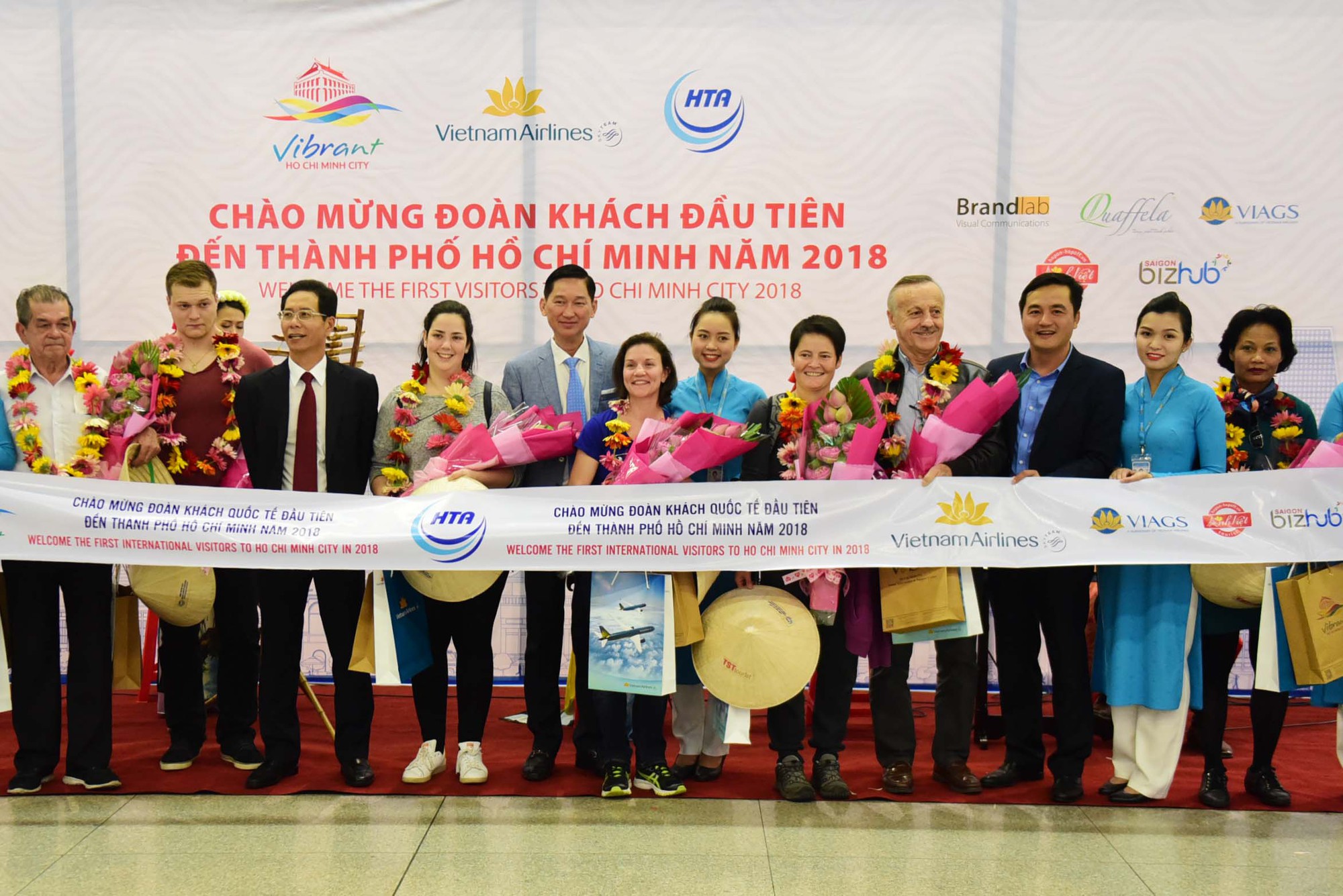 Những vị khách du lịch đầu tiên xông đất TP HCM - Ảnh 4.