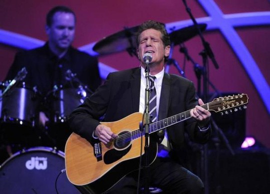 Vợ cố nghệ sĩ Glenn Frey kiện bệnh viện điều trị cho chồng