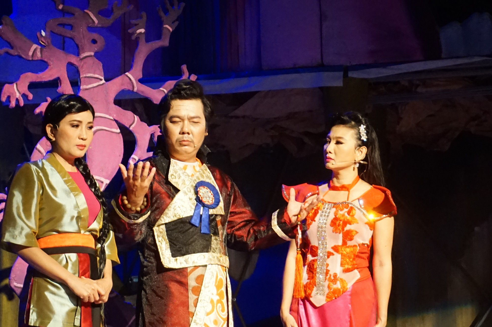 Cười nhạo quan tham trong Kỳ &aacute;n xứ mặt trời - Ảnh 3.