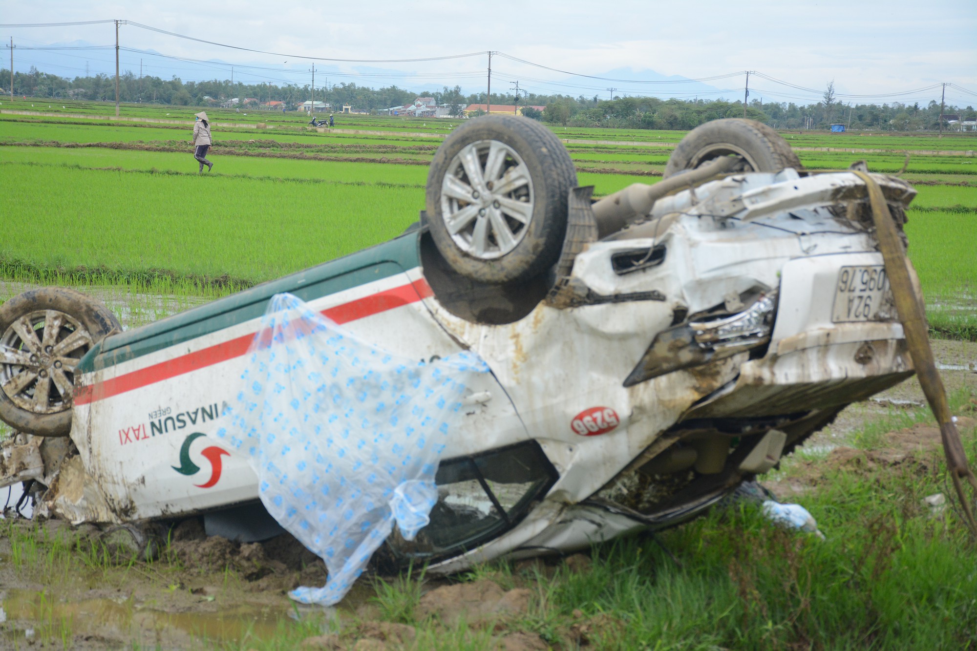 Taxi Vinasun "cày" ruộng lúc rạng sáng, tài xế nhập viện