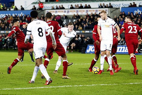 Ra mắt si&ecirc;u trung vệ, Liverpool gục ng&atilde; trước Swansea - Ảnh 4.