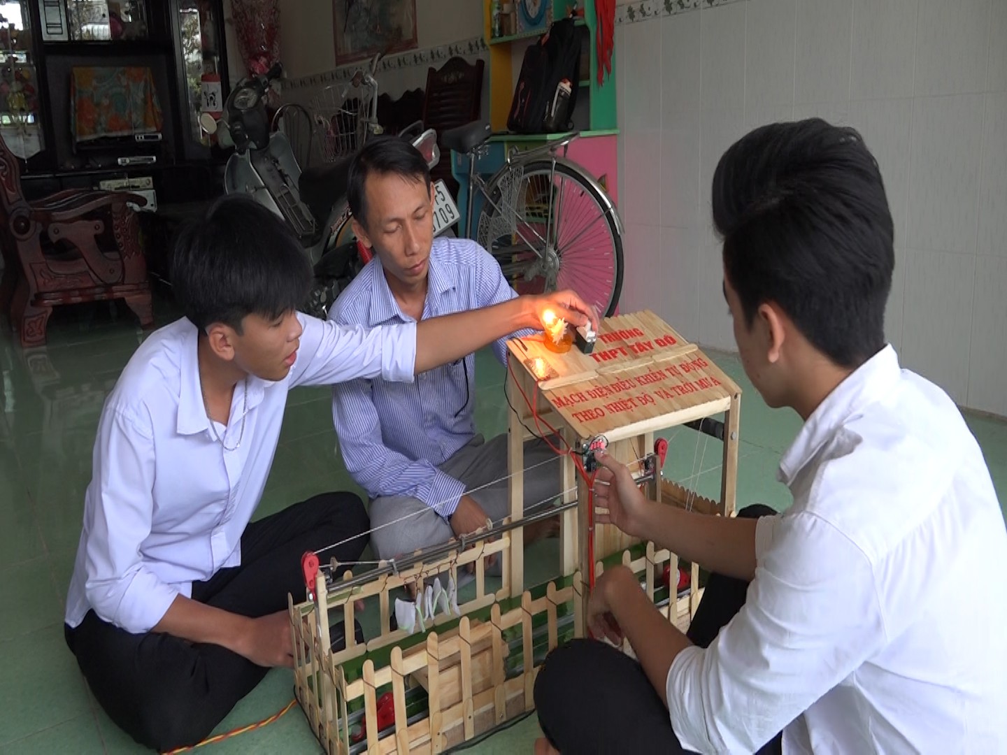 HS lớp 11 s&aacute;ng chế ra sản phẩm khiến c&aacute;c mẹ... ph&aacute;t cuồng! - Ảnh 4.