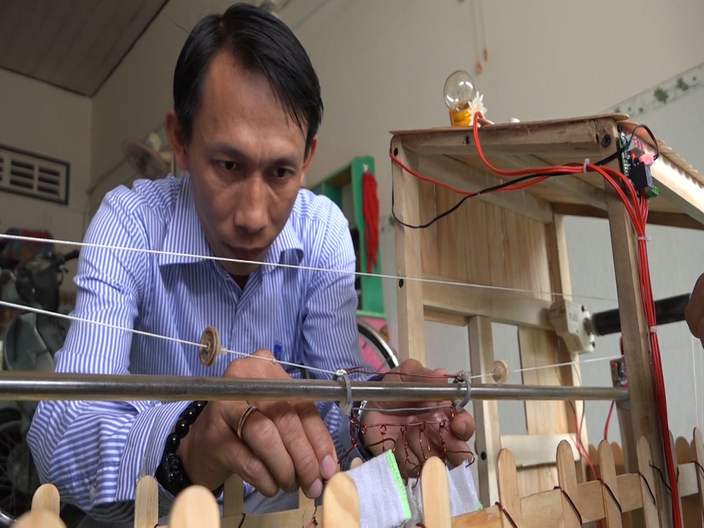 HS lớp 11 s&aacute;ng chế ra sản phẩm khiến c&aacute;c mẹ... ph&aacute;t cuồng! - Ảnh 5.