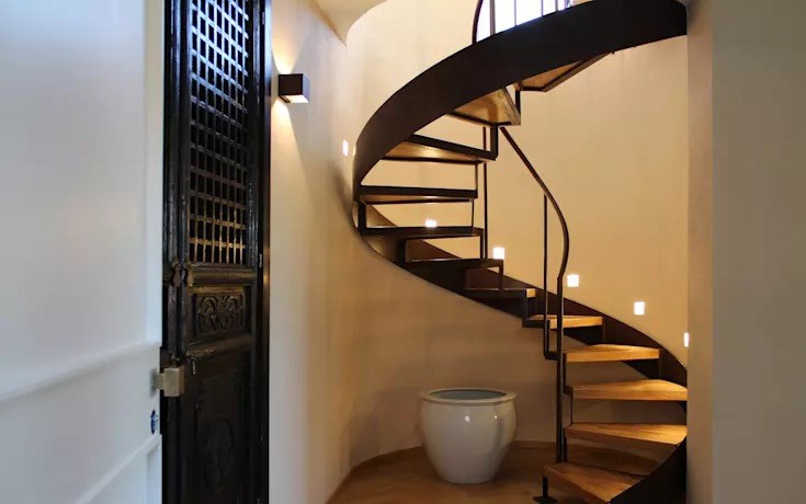 10 mẫu cầu thang gỗ đẹp hiện đại cho nh&agrave; phố chật chội - Ảnh 3.