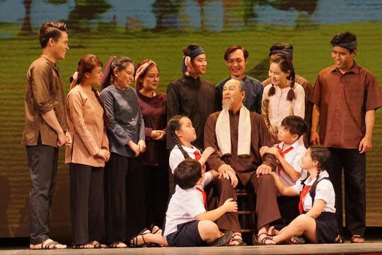 NSƯT Mỹ Uy&ecirc;n, đạo diễn Ch&aacute;nh Trực l&ecirc;n chức - Ảnh 5.