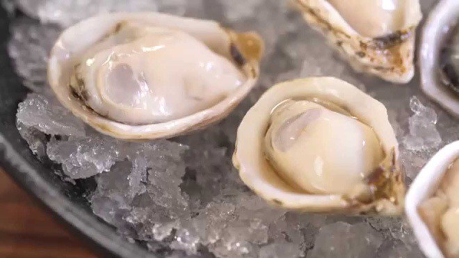 Hàu sống: Món khoái khẩu nhưng đáng sợ