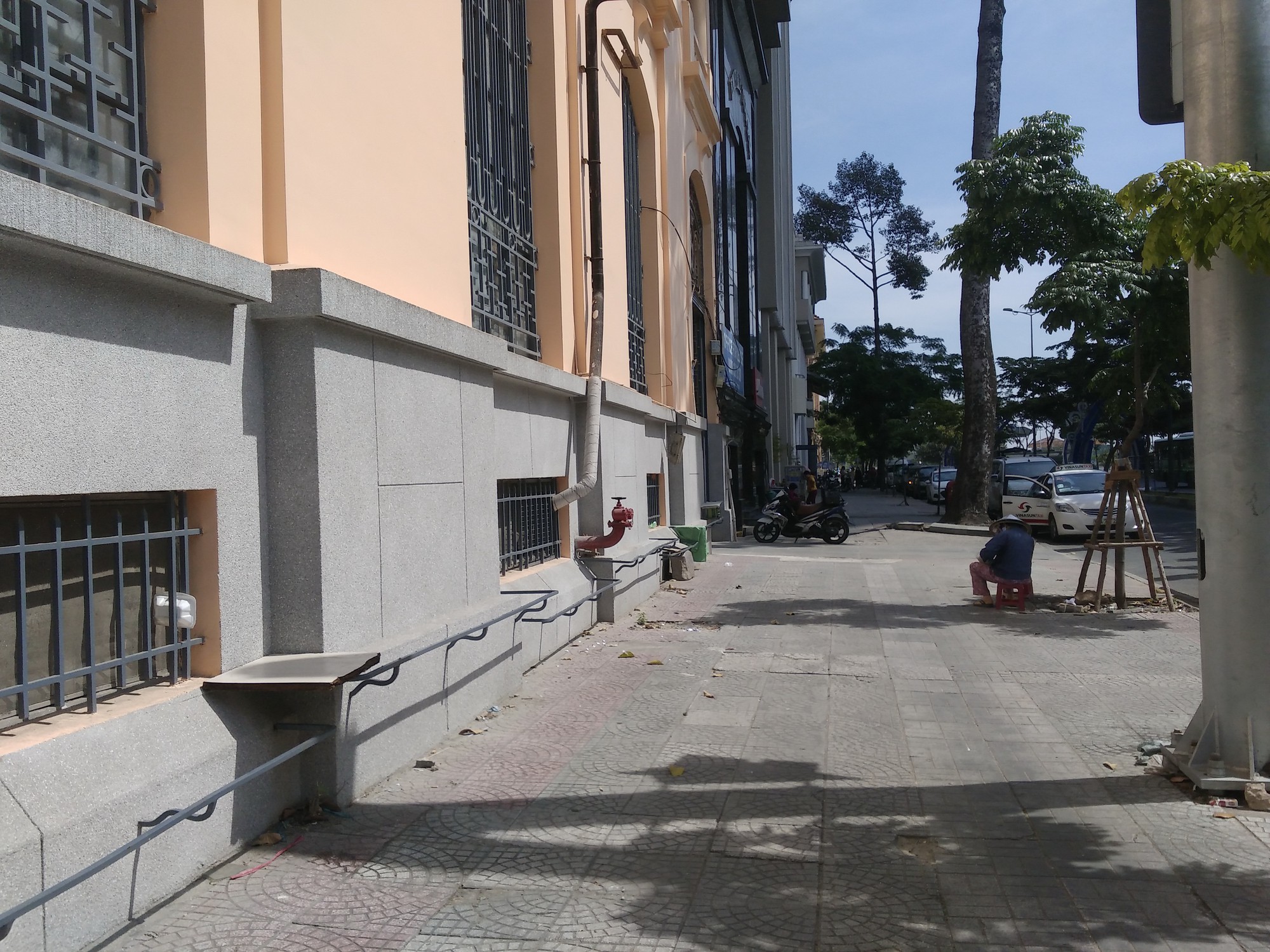 Trở lại những b&atilde;i giữ xe vua tr&ecirc;n vỉa h&egrave; quận 1 - Ảnh 2.
