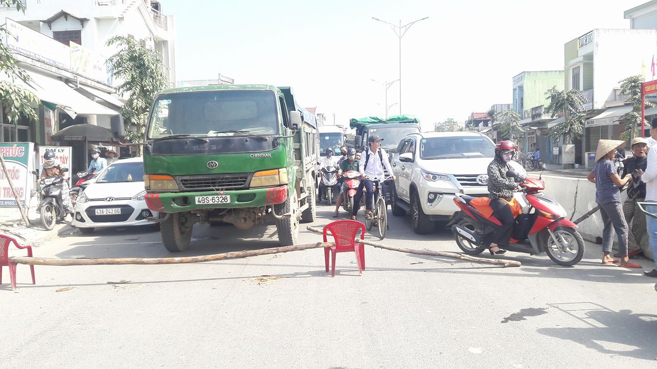 Dân rào đường phản đối xe tải chở đất gây ô nhiễm - Ảnh 2.