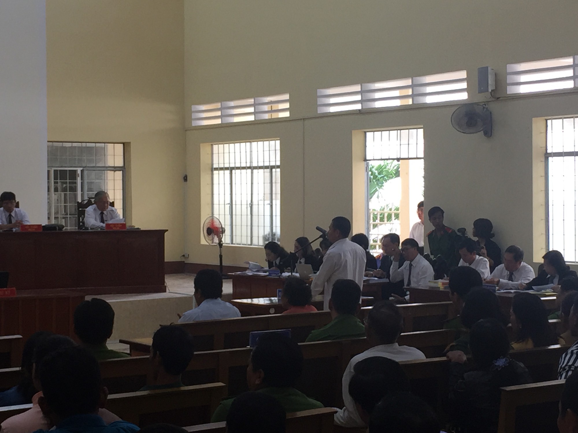 Mẹ b&eacute; g&aacute;i bị d&acirc;m &ocirc;: &ldquo;Con t&ocirc;i tự tử v&igrave; quyết định kh&ocirc;ng khởi tố vụ &aacute;n&rdquo; - Ảnh 2.
