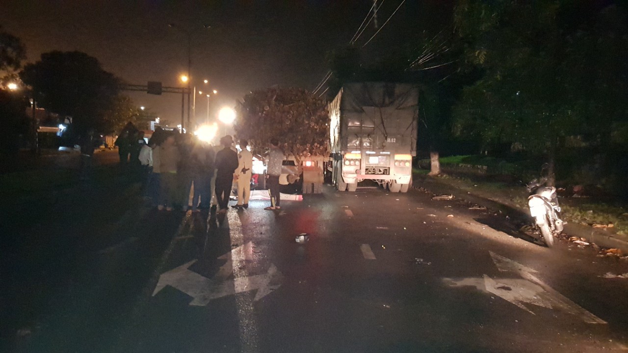 Xe máy tông đuôi xe tải, 2 người thương vong trong đêm - Ảnh 1.