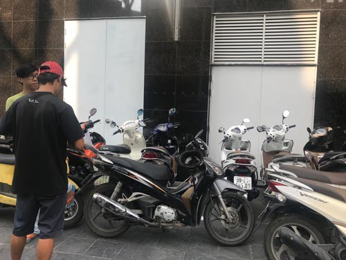 Những bãi giữ xe “vua” trên vỉa hè Q1, TP HCM
