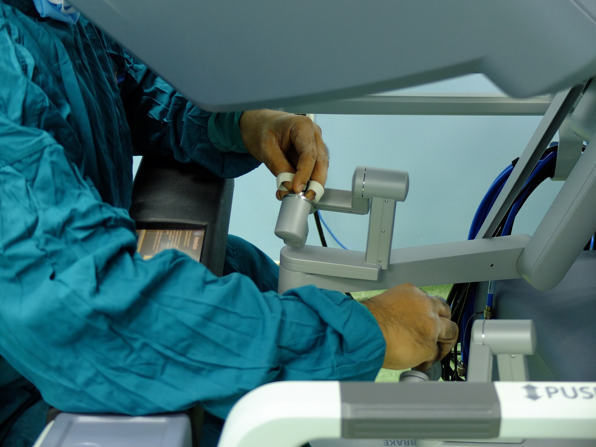 Bệnh viện Bình Dân dùng robot trị dứt bệnh đàn ông - Ảnh 2.