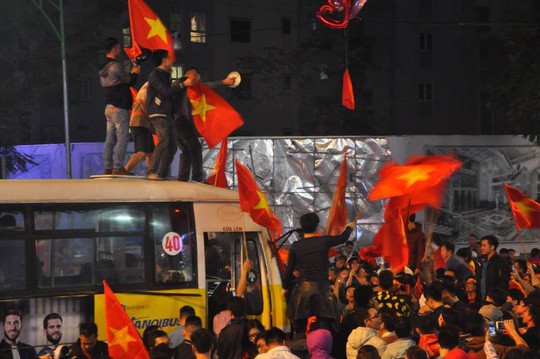 Phó Thủ tướng yêu cầu ngăn chặn đua xe cổ vũ U23 Việt Nam