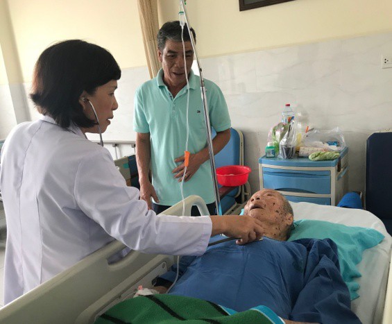 Ngoạn mục ca mổ cứu cụ &ocirc;ng c&oacute; tuổi qua thế kỷ - Ảnh 2.