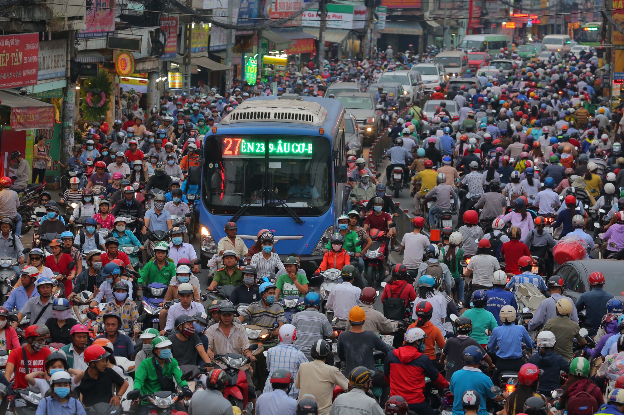 Kẹt xe kinh hoàng tại cửa ngõ Tây Bắc TP HCM - Ảnh 6.