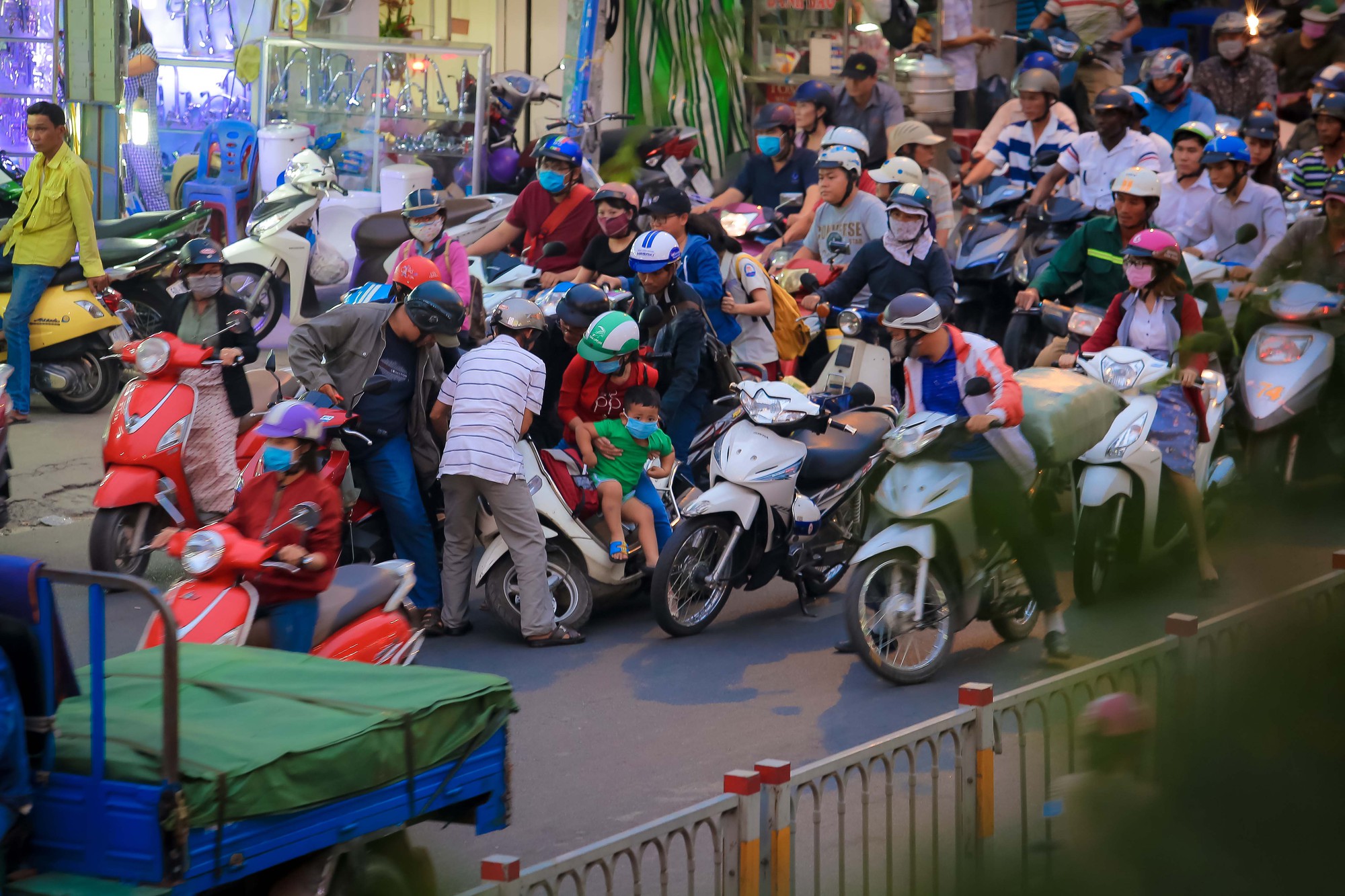 Kẹt xe kinh hoàng tại cửa ngõ Tây Bắc TP HCM - Ảnh 5.