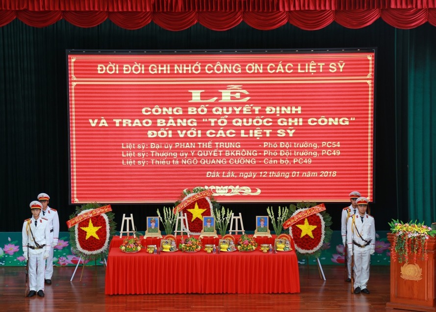Trao bằng Tổ quốc ghi công cho 3 công an hy sinh trong vụ nổ ở Đắk Lắk