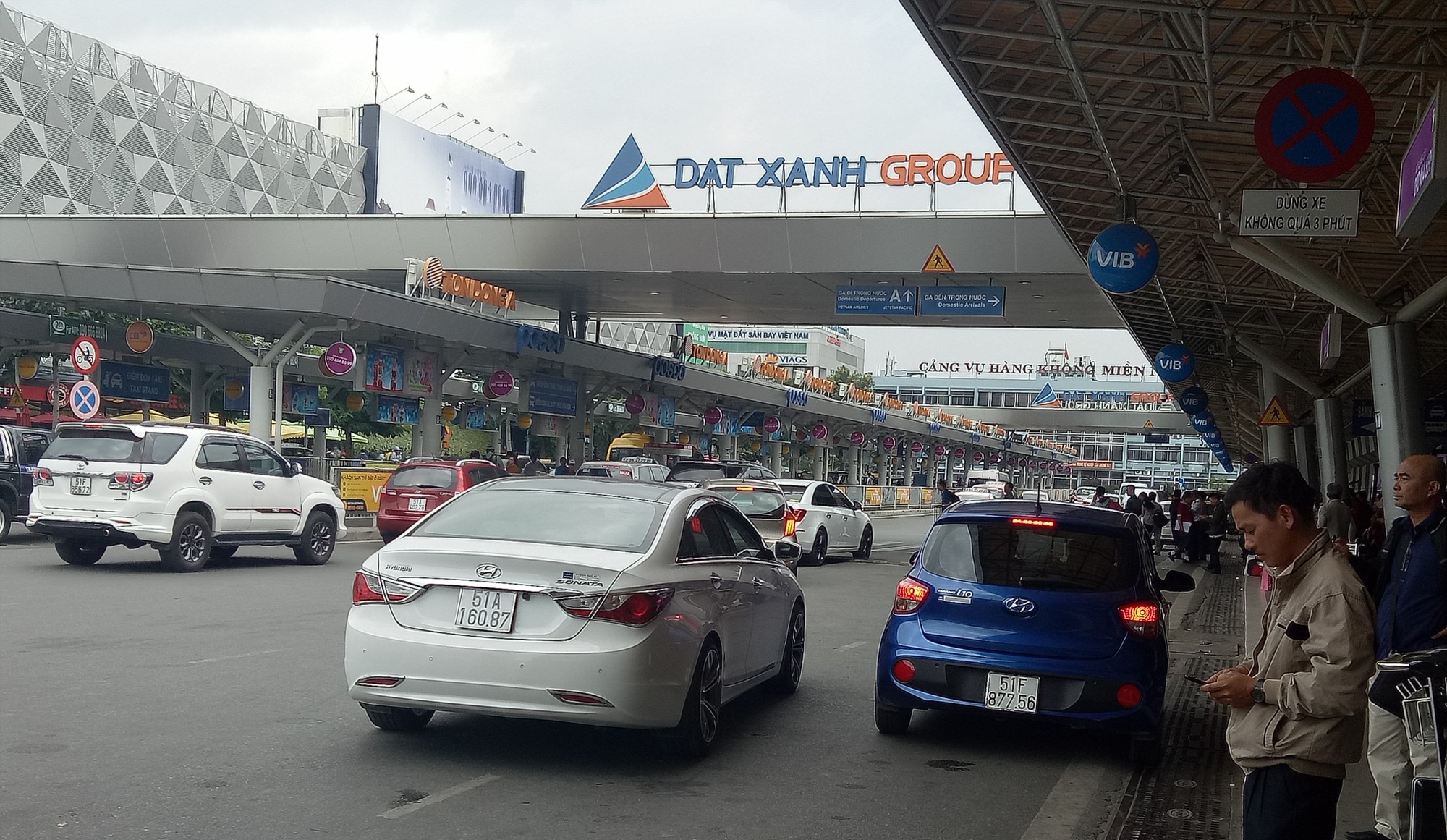 Thu phí ô tô vào sân bay: Cục đề nghị dừng, bộ không đồng ý