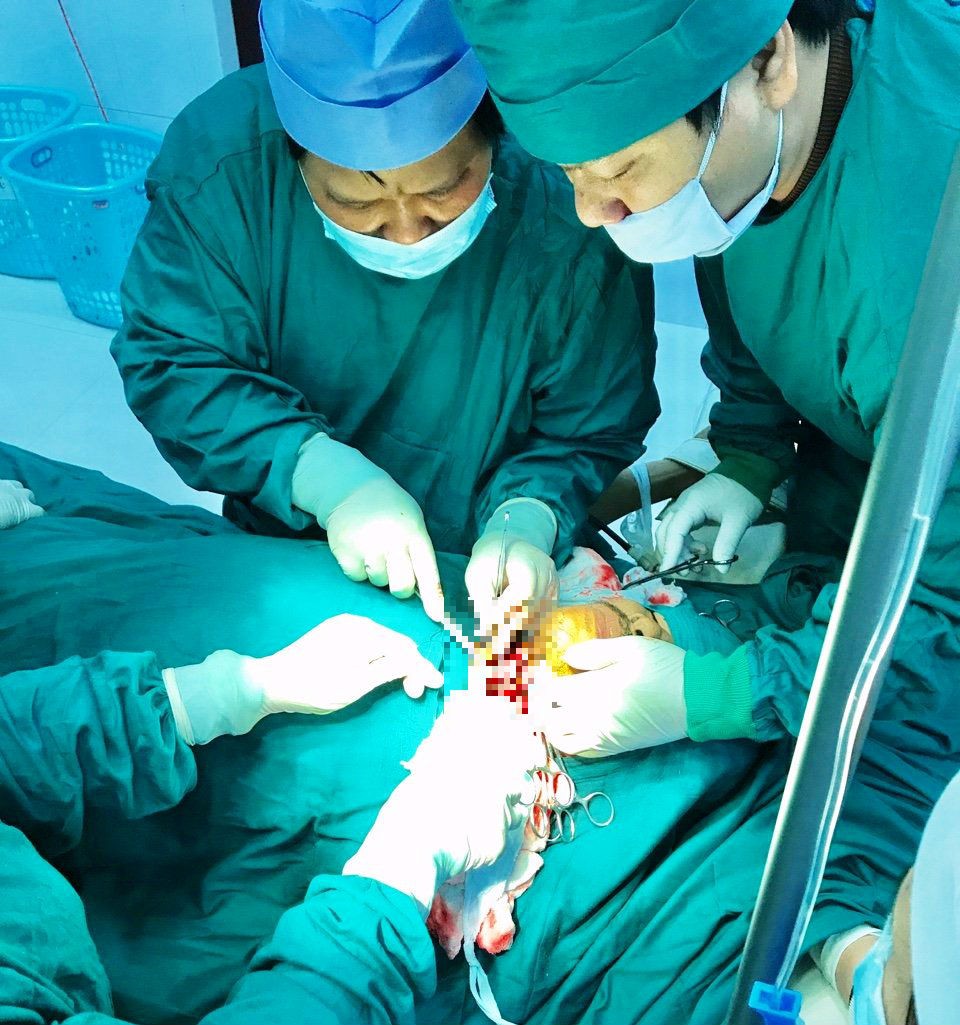 Cứu sống người đ&agrave;n &ocirc;ng tự cắt cổ trong đ&ecirc;m cuối năm - Ảnh 1.