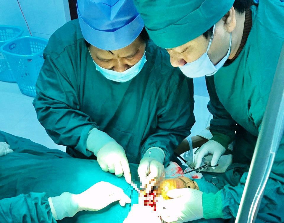Cứu sống người đàn ông tự cắt cổ trong đêm cuối năm