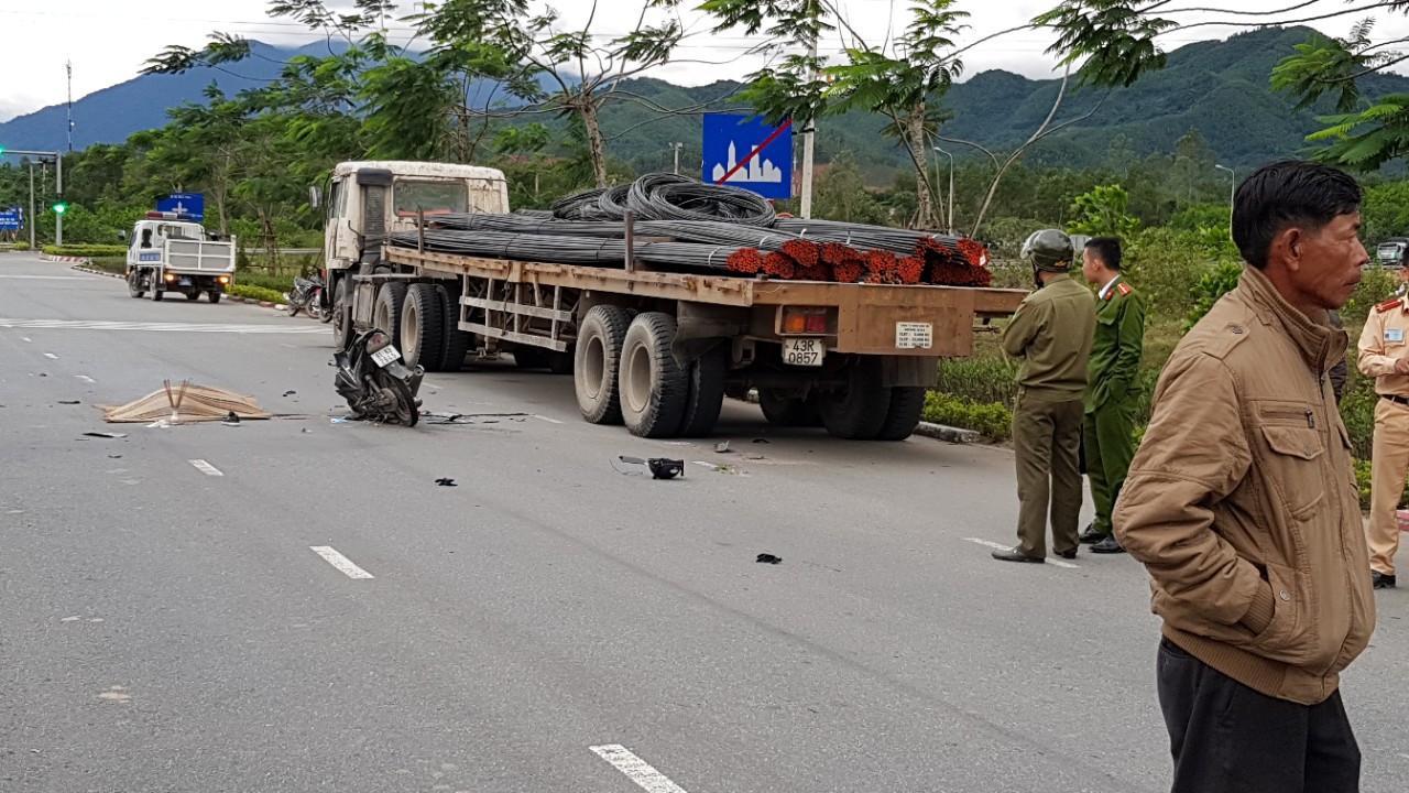 Nữ sinh vi&ecirc;n chết thảm sau va quẹt với xe tải - Ảnh 1.