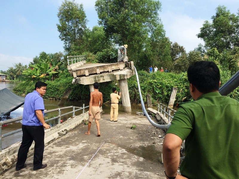 S&agrave; lan t&ocirc;ng sập cầu Long H&ograve;a B, bốn người tho&aacute;t chết - Ảnh 1.