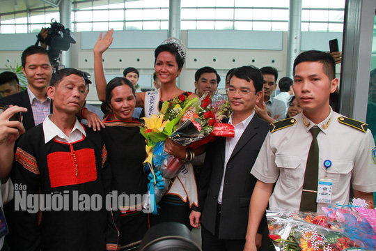 Hàng ngàn người dân chào đón Hoa hậu H’Hen Niê - Ảnh 6.